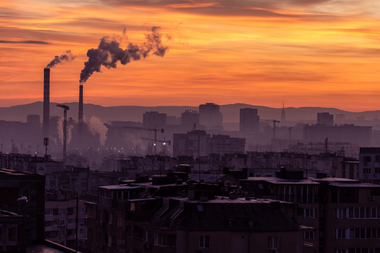 Klimatyzacja a smog jesienią – jak filtry PM2.5 i jonizacja pomagają chronić powietrze w domu?